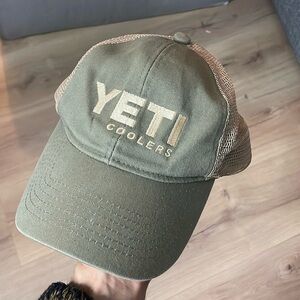 Yeti Coolers Hat. Green,‎ Tan. Adjustable. Great condition!